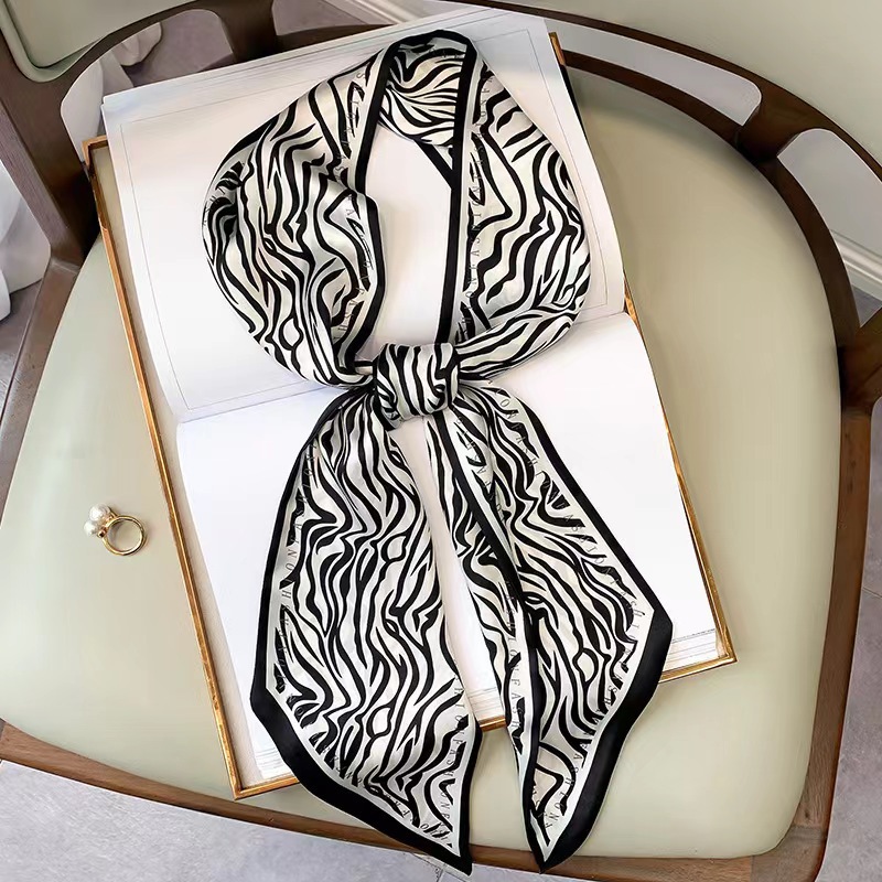 Luxury Bags For Summer - وشاح حريري مربع فاخر بنقشة حمار