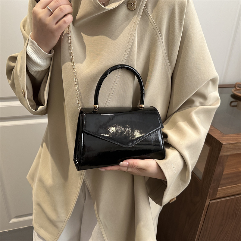 حقيبة يد نسائية صغيرة من الجلد - مراجعة Top Handle Patent Bag وسعره